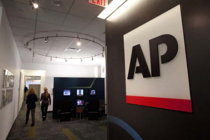 El llibre d’estil d’AP crea una nova guia d’advertència als periodiste
